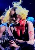 Lady Gaga, mâncată de un canibal pe scenă